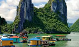 Vì khó khăn về nguồn kinh phí sửa chữa nên một vài hạng mục của làng chài Cửa Vạn đang chìm xuống biển Ảnh: Hoàng Dương