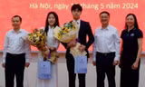 Hai học sinh đầu tiên của Trường THPT chuyên Ngoại ngữ được kết nạp Đảng