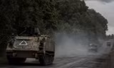 Binh lính Ukraine trên xe bọc thép ở khu vực Sumy, Ukraine, ngày 13/8. (Ảnh: Reuters)