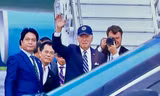 Tổng thống Mỹ Joe Biden vẫy chào trước khi lên máy bay rời Việt Nam. (Ảnh: Nhật Minh)