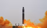 Tên lửa Hwasong-15 của Triều Tiên trong vụ phóng thử ngày 18/2. (Ảnh: KCNA)