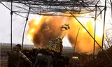 Binh lính Ukraine nã pháo tấn công quân Nga gần Bakhmut ngày 13/4. (Ảnh: Reuters)