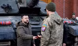 Tổng thống Ukraine Volodymir Zelensky gặp những binh lính đang được huấn luyện sử dụng xe tăng Challenger 2 ở Anh ngày 8/2. (Ảnh: Reuters)