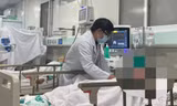 Uống rượu pha từ cồn rửa tay, nhiều người ở TPHCM nhập viện