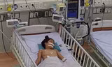 Bé gái nguy kịch vì bị rắn độc cắn nhưng lại nhờ thày lang 'hút nọc độc'