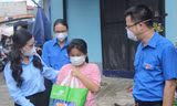 Bí thư Trung ương Đoàn trao quà cho trẻ em mồ côi, khó khăn trong dịch COVID-19 tại TPHCM