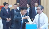 Tổng Bí thư, Chủ tịch nước Lào Thongloun Sisoulith cùng Phu nhân ủng hộ Việt Nam khắc phục bão số 3
