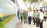 Lãnh đạo TPHCM cùng cán bộ, chiến sĩ đón chào công trình bích họa mới ở trung tâm thành phố