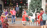 Cuối tuần, phố Sài Gòn đông đúc người đi chơi Noel sớm