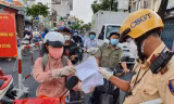 Người đi đường tại chốt kiểm dịch trên đường Nguyễn Kiệm, Gò Vấp