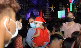 Vui đêm Noel, người dân Sài thành kín kẽ khẩu trang phòng dịch COVID -19 