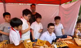 Học sinh tham gia sáng tạo sản phẩm từ nguyên liệu sợi mì và keo nến. 