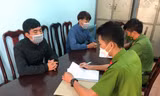 Đạt (áo đen) và Duy tại cơ quan điều tra