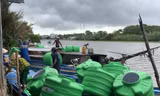 Niềm vui của người dân tại các vùng khó khăn nhận Bồn nước Tân Á Đại Thành