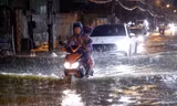 Mưa sầm sập từ chiều đến tối, người dân TPHCM bì bõm lội nước về