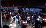 TPHCM khắp nơi kẹt xe, đường ngập sau cơn mưa trái mùa kết hợp triều cường rằm tháng Chạp 
