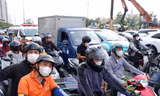 Dòng người ùn ùn, đông nghịt tại các cửa ngõ, bến xe ở TPHCM