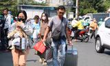 Người dân lỉnh kỉnh đồ đạc rời TPHCM về quê nghỉ lễ giỗ Tổ