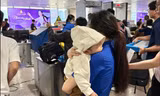 'Áo xanh' tình nguyện trông giữ trẻ, xuyên đêm hỗ trợ hành khách tại sân bay Tân Sơn Nhất ngày 27 Tết 