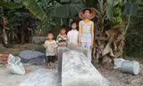 Chị Kiều và các con bên mộ cháu Thắm