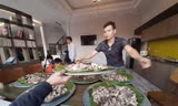 Mẹ của cầu thủ Hà Đức Chinh đã quyết định mổ lợn khao người hâm mộ.