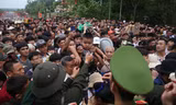 Công kênh trẻ nhỏ giữa biển người đổ về lễ hội Đền Hùng