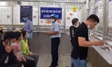 Nhiều phụ huynh sau khi nhận điện thoại từ “thầy giáo” hoảng hốt đến bệnh viện tìm con ảnh: Vân Sơn 