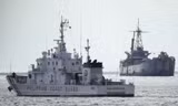 Dây chắn mà Trung Quốc thả xuống bãi Scarborough đã bị Philippines cắt đứt. (Ảnh: Reuters)