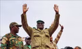 Người dân thủ đô Niamey xuống đường ngày 13/8 để phản đối ECOWAS và Pháp. (Ảnh: AP)