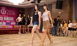 Siêu mẫu Hà Anh hướng dẫn thí sinh HHVN luyện tập catwalk