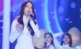 Nam Em mặc áo dài trắng tinh khôi hát nhạc bolero