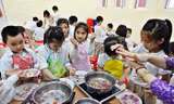 Đón Tết Hàn Thực, em thơ làm bánh trôi bảy sắc