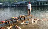 Thủ lĩnh dạy bơi ở U Minh thượng