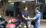 Anh Võ Trung Tiến (công nhân Công ty PouYuen ở TPHCM) nhận trông giữ xe để có thêm thu nhập 