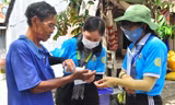 Các chiến sỹ tình nguyện trường ĐH An Giang hỗ trợ phòng dịch COVID -19 cho đồng bào Khmer Ảnh: HÒA HỘI 