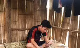 Pờ Hùng Sơn học bài ở lán dựng tạm trên nương
