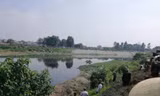 Hàng trăm người dân theo dõi tìm kiếm thi thể nữ sinh bị sát hại ở Thường Tín (Hà Nội) 