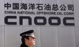 Một cảnh sát đứng trước trụ sở CNOOC ở Bắc Kinh 
