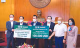 HLV Park Hang Seo cùng đại diện Đại sứ quán Hàn Quốc tại Việt Nam trao tặng quà của các doanh nghiệp Hàn Quốc ủng hộ cho chương trình chống dịch COVID-19 của Mặt trận Tổ quốc Việt Nam ảnh: CTV
