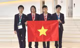 Bùi Hồng Đức (thứ 2 từ phải qua) cùng thành viên đội tuyển Olympic Tin học Quốc tế năm 2019. ẢNH: NVCC