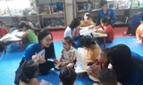 Các em thiếu nhi ở huyện Tương Dương (Nghệ An) tham gia Thư viện hè 2020 với sự đồng hành của các tình nguyện viên. Ảnh: HĐTD 