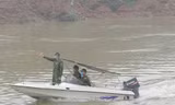 Cán bộ Đồn Biên phòng Pò Hèn và học viên tăng cường lên biên giới tuần tra chống dịch trên sông Ka Long, đoạn gần mốc 1352. ẢNH: NGUYỄN MINH