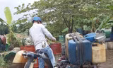 Dầu thải tại các cửa hàng sửa chữa xe máy, ô tô được thu mua với giá 4.000-6.000 đồng/lít 