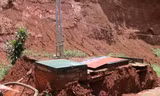 Bồn chứa xăng ở Đắk Nông bất ngờ trồi lên mặt đất