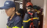 Công an đu dây giải cứu bé gái mắc kẹt ở tầng 16 chung cư
