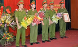 Thượng tướng Lê Quý Vương tặng hoa cho các cán bộ, chiến sĩ Cục C50.