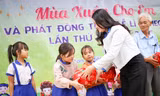 Lì xì heo đất cho thiếu nhi dân tộc có hoàn cảnh khó khăn