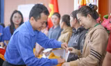 Ấm áp ‘Gian hàng 0 đồng’ cho thanh niên công nhân