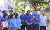 Bí thư thứ nhất Trung ương Đoàn Bùi Quang Huy thăm, tặng quà các đội thanh niên tình nguyện tại Bình Định