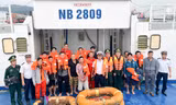 Cứu 14 người trên tàu hàng bị sóng đánh chìm ở biển Bình Định